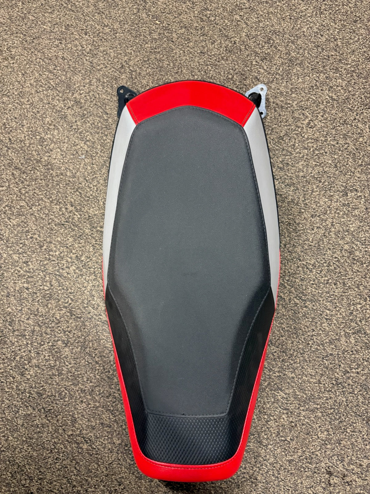 POLARIS BLACK/RED/GHOST GRAY SEAT 2689310