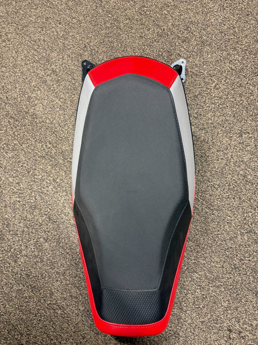 POLARIS BLACK/RED/GHOST GRAY SEAT 2689310